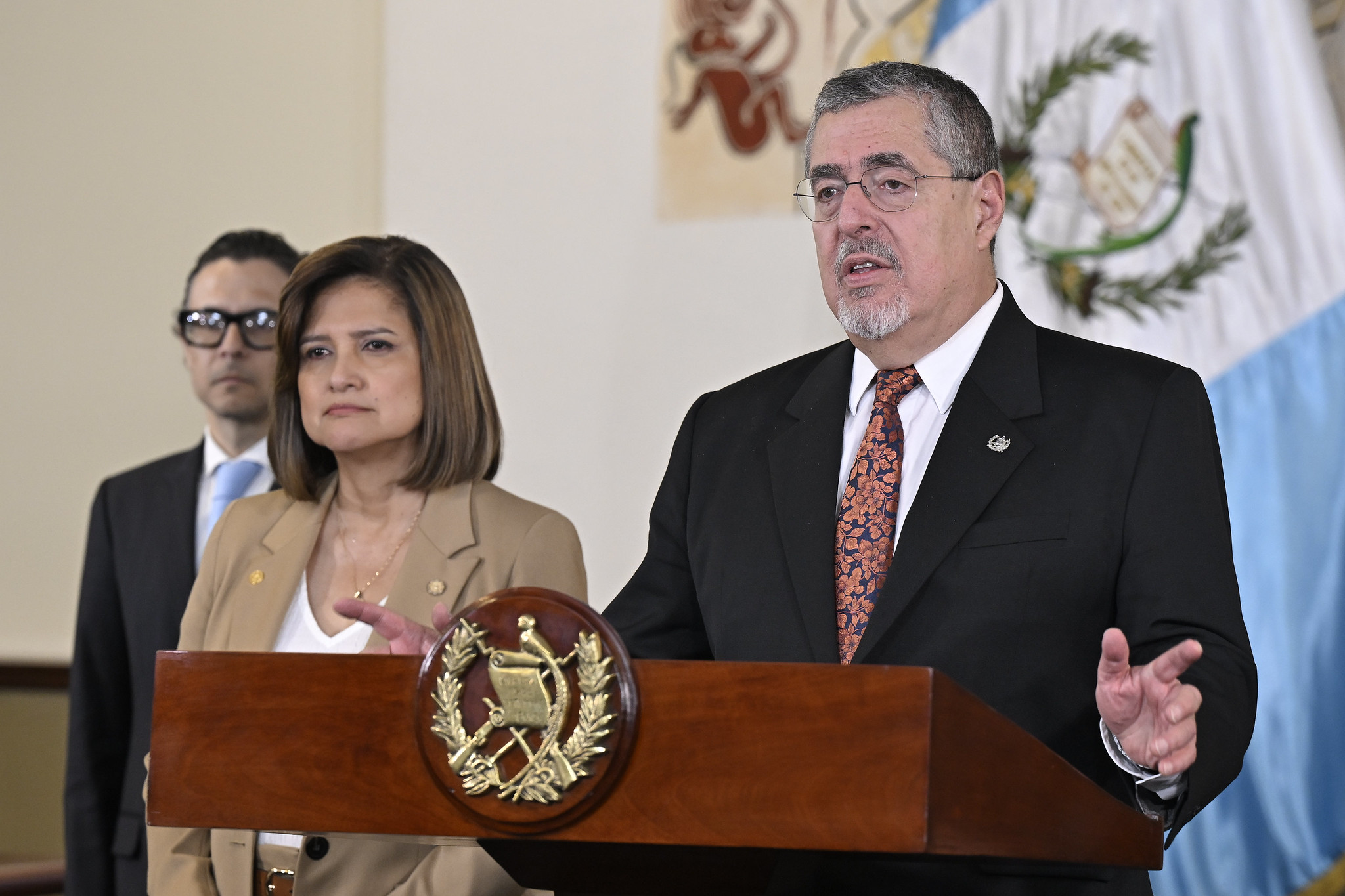 Presidente de Guatemala destituye a cúpula de seguridad tras fuga masiva de pandilleros