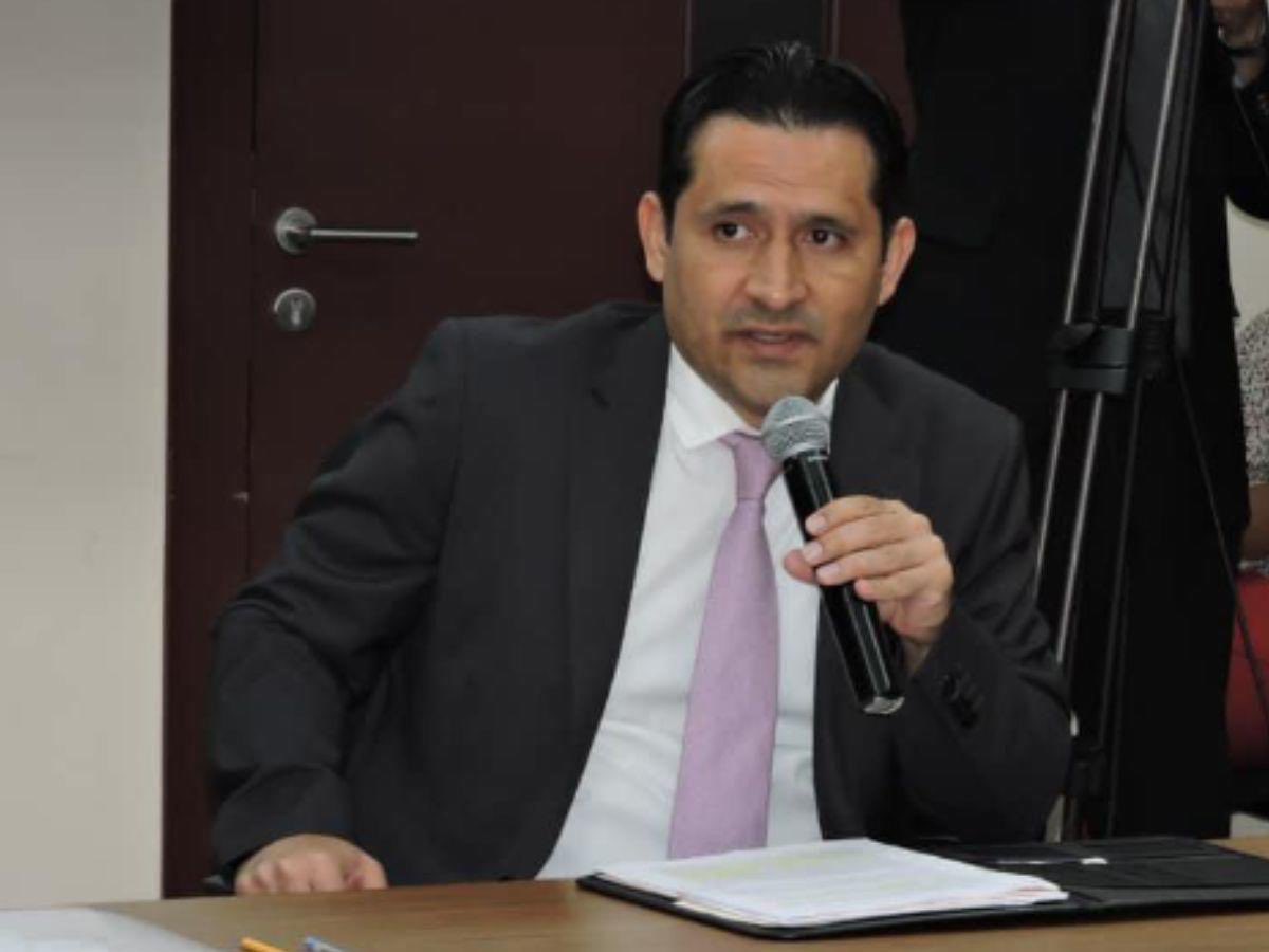 No cederá ante la intimidación”: Magistrado Mario Morazán denuncia amenazas del presidente del TJE