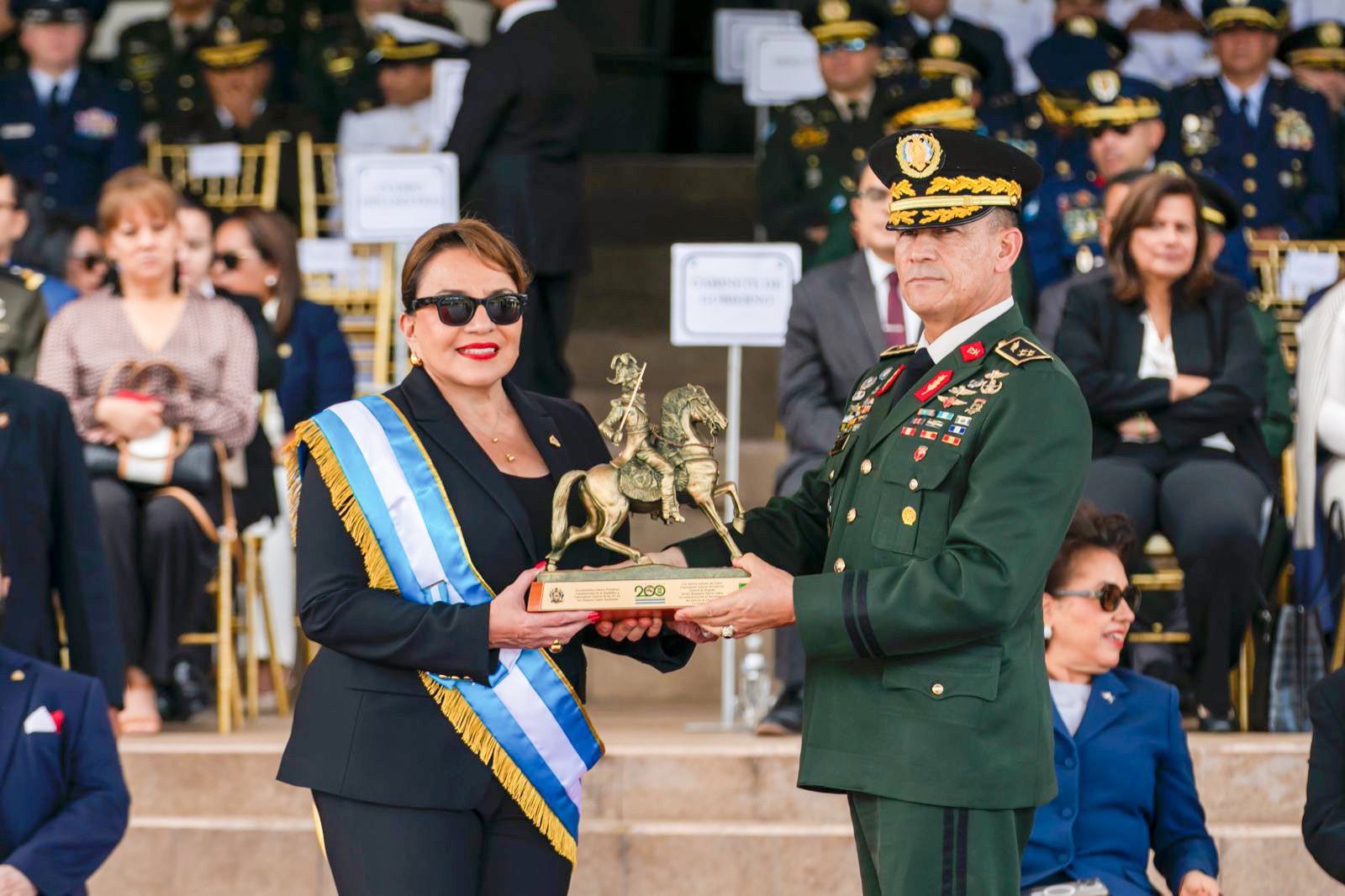 Presidenta Castro celebra bicentenario del Ejército y denuncia interferencia de Trump en elecciones hondureñas