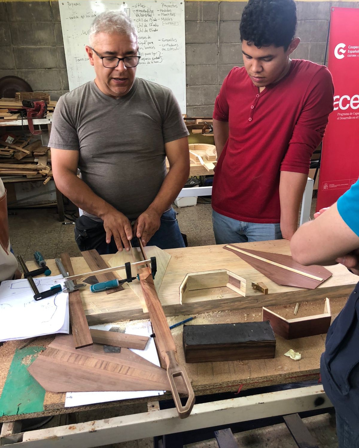 Taller de luthiers para formar artesanos en la construcción y reparación de instrumentos musicales