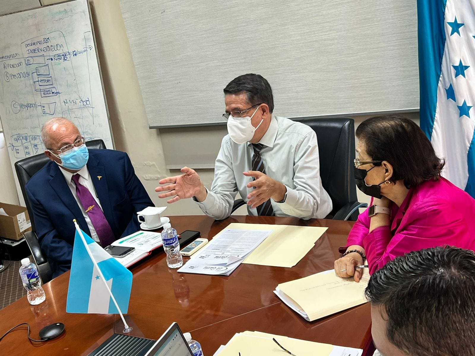 Secretaría de Salud analiza si se debe continuar usando o no la mascarilla en Honduras