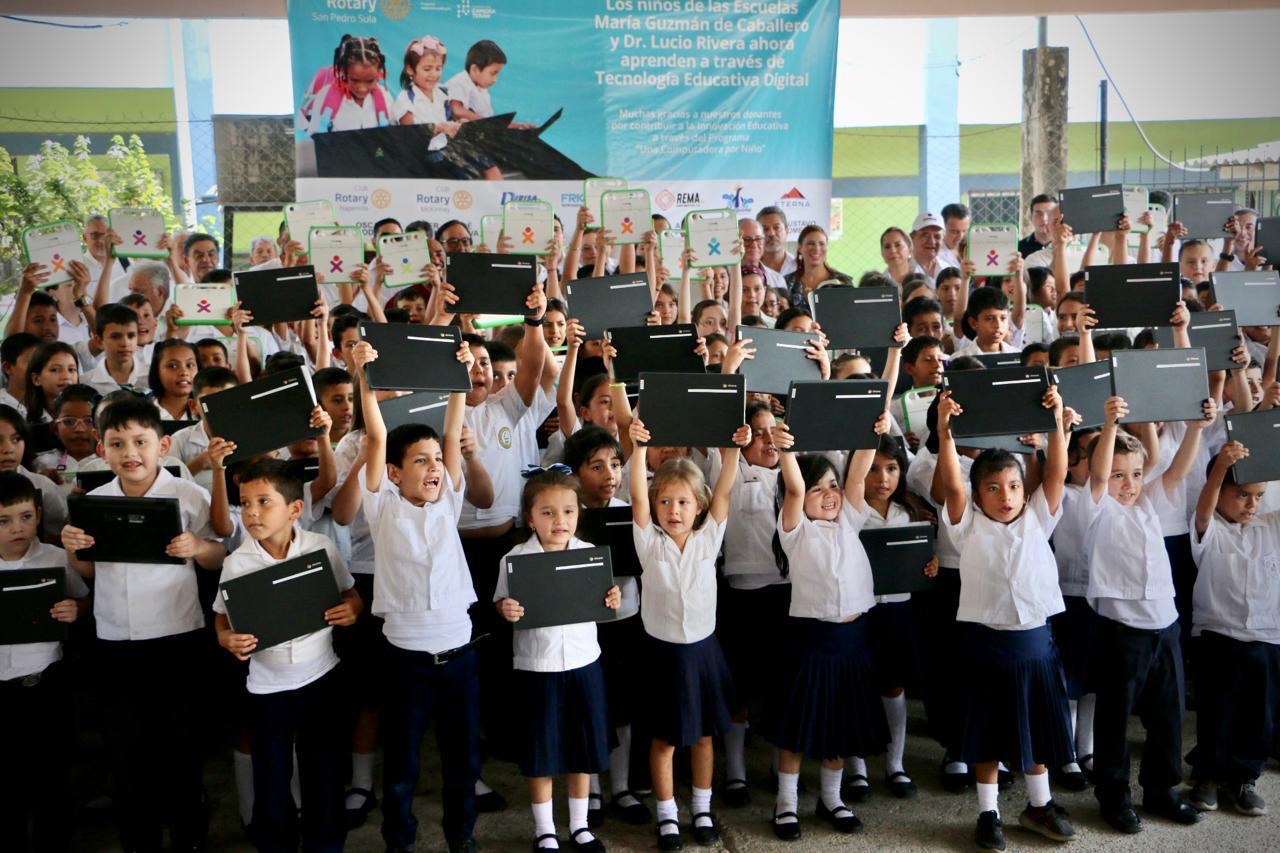 Secretaría de Educación beneficia dos centros educativos de Colinas, Santa Bárbara con
la dotación de computadoras.