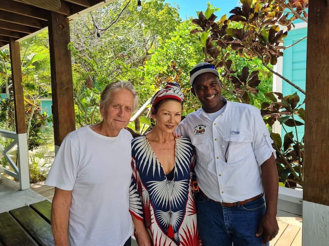 Michael Douglas y Catherine Zeta-Jones visitaron Roatán
