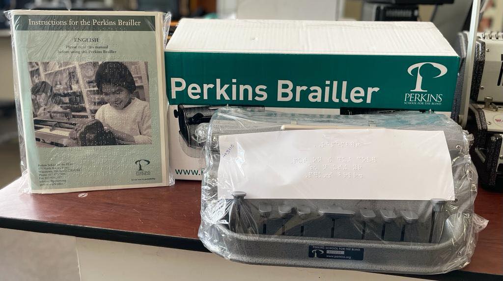 Máquinas Perkins Brailler para nuestros estudiantes ciegos