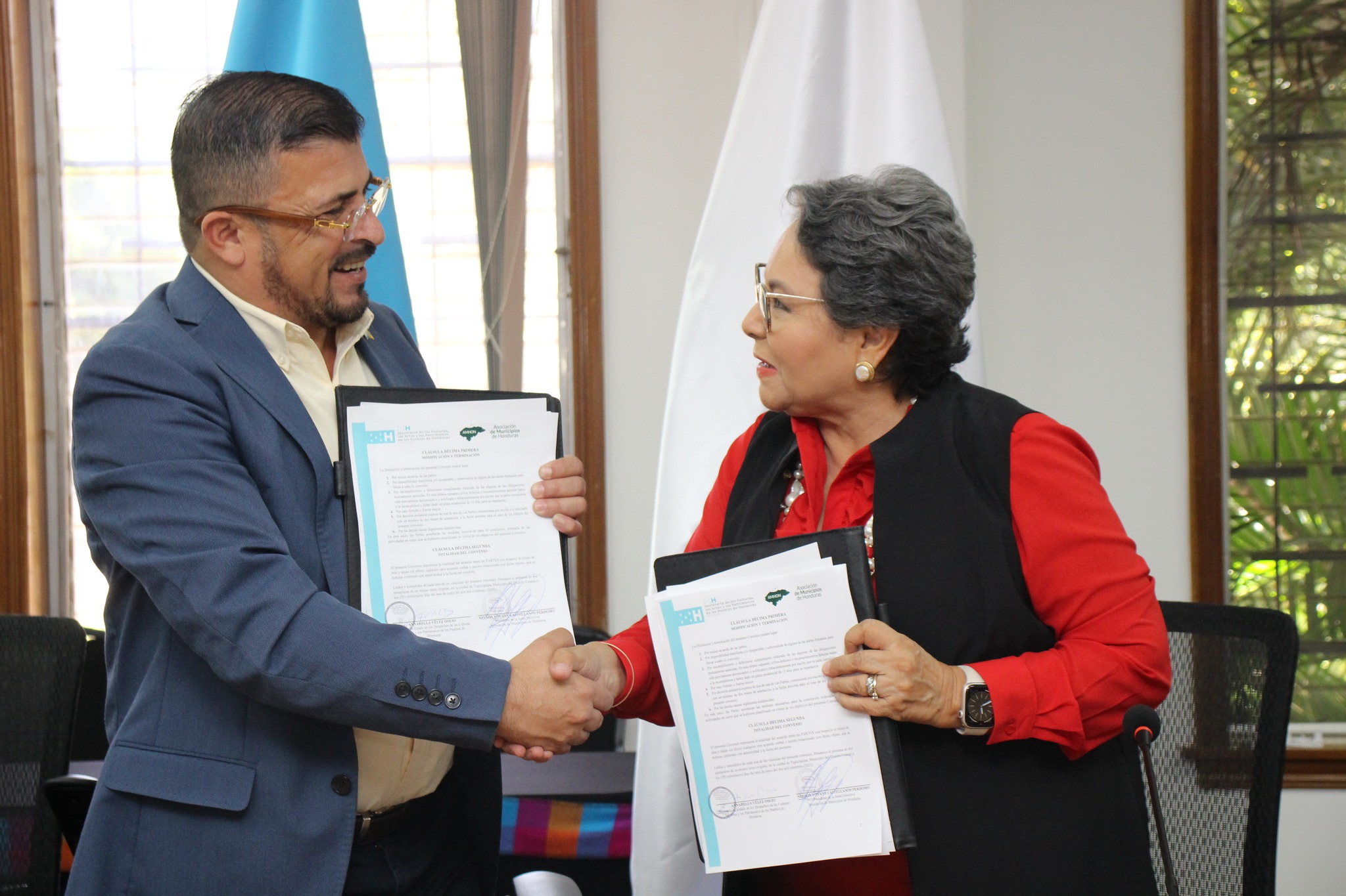 SECAPPH y AMHON firman convenio para fortalecer la promoción cultural en los Municipios