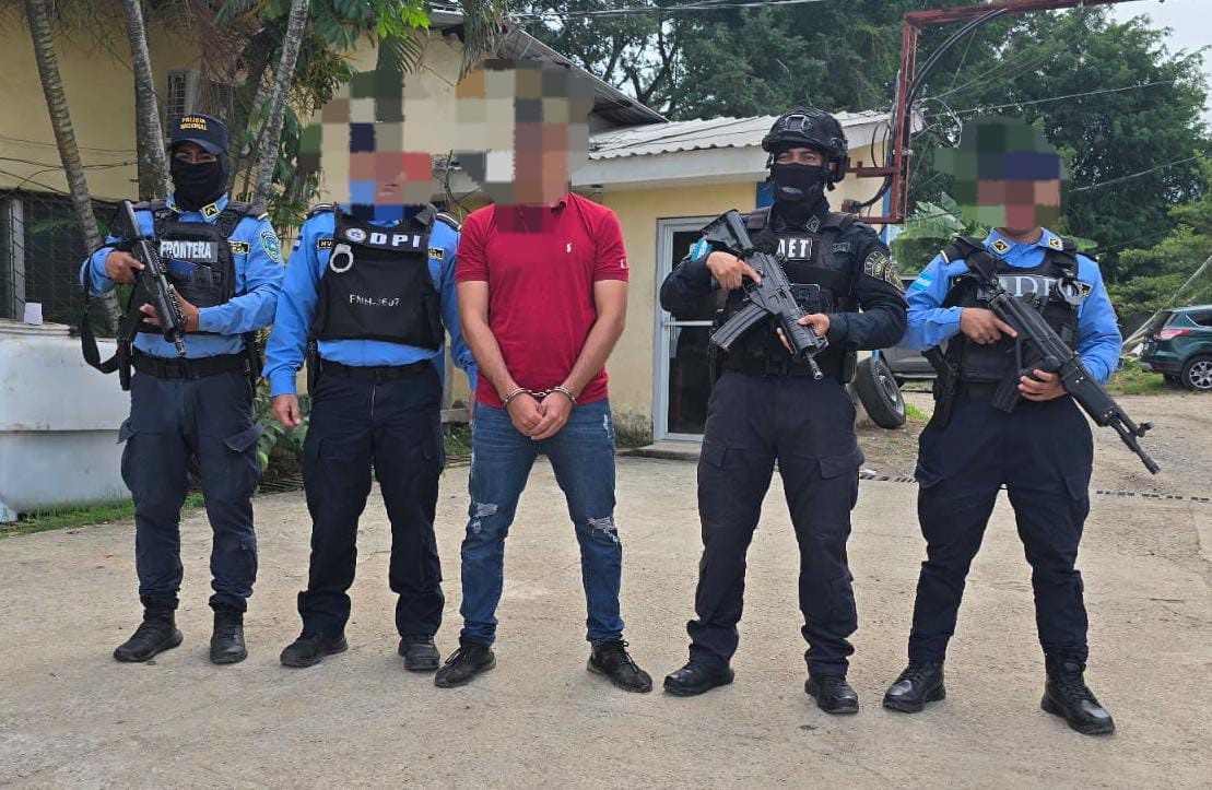 En Colon: La Policía Nacional capturó a un individuo ligado al desfalco y fraude de dinero de los hospitales móviles y otro por trafico de personas.  