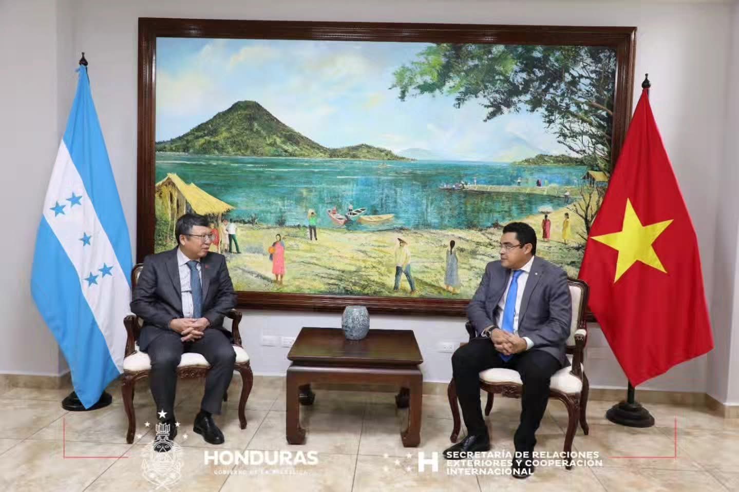 Vicecanciller Gerardo Torres recibe visita del Embajador de Vietnam
