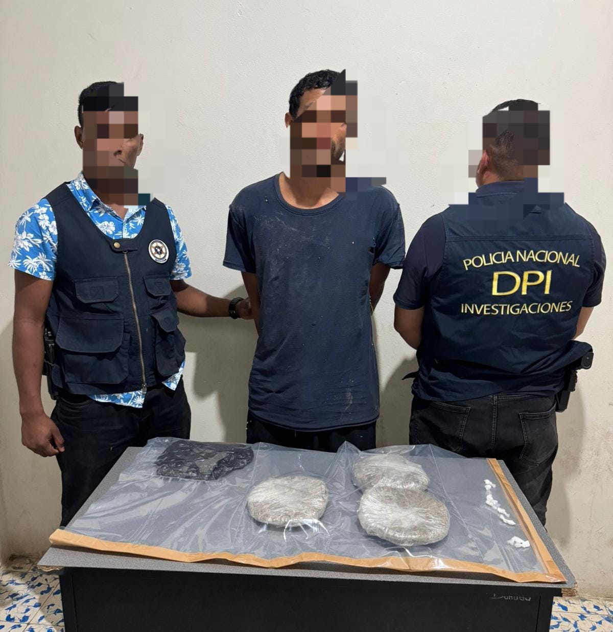 La Policía Nacional arrestó a un sujeto con un gran cargamento de posible droga en Colón