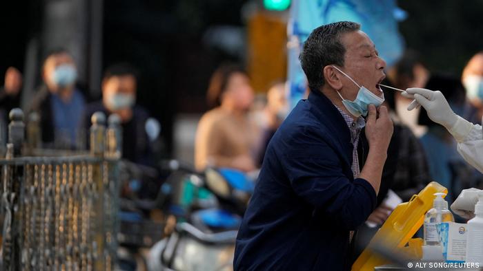 China registra cifra récord de contagios por Covid-19