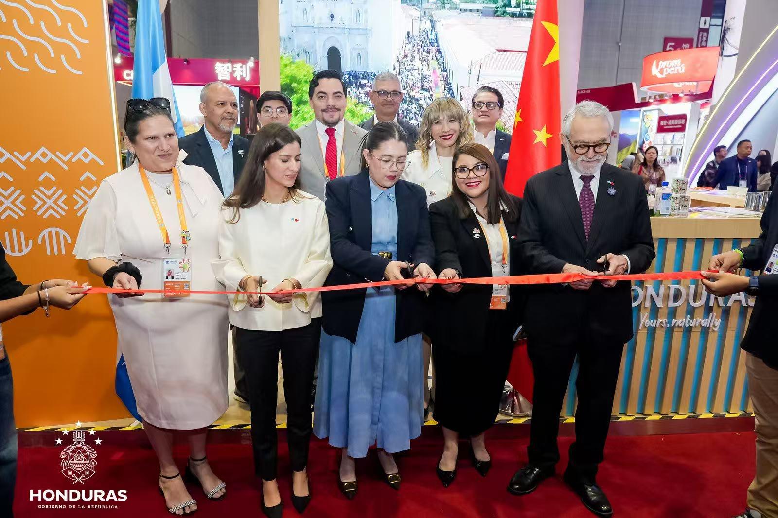 Honduras inaugura su Pabellón Nacional en la 8ª CIIE y firma intención de compra por 6,000 toneladas de camarón blanco