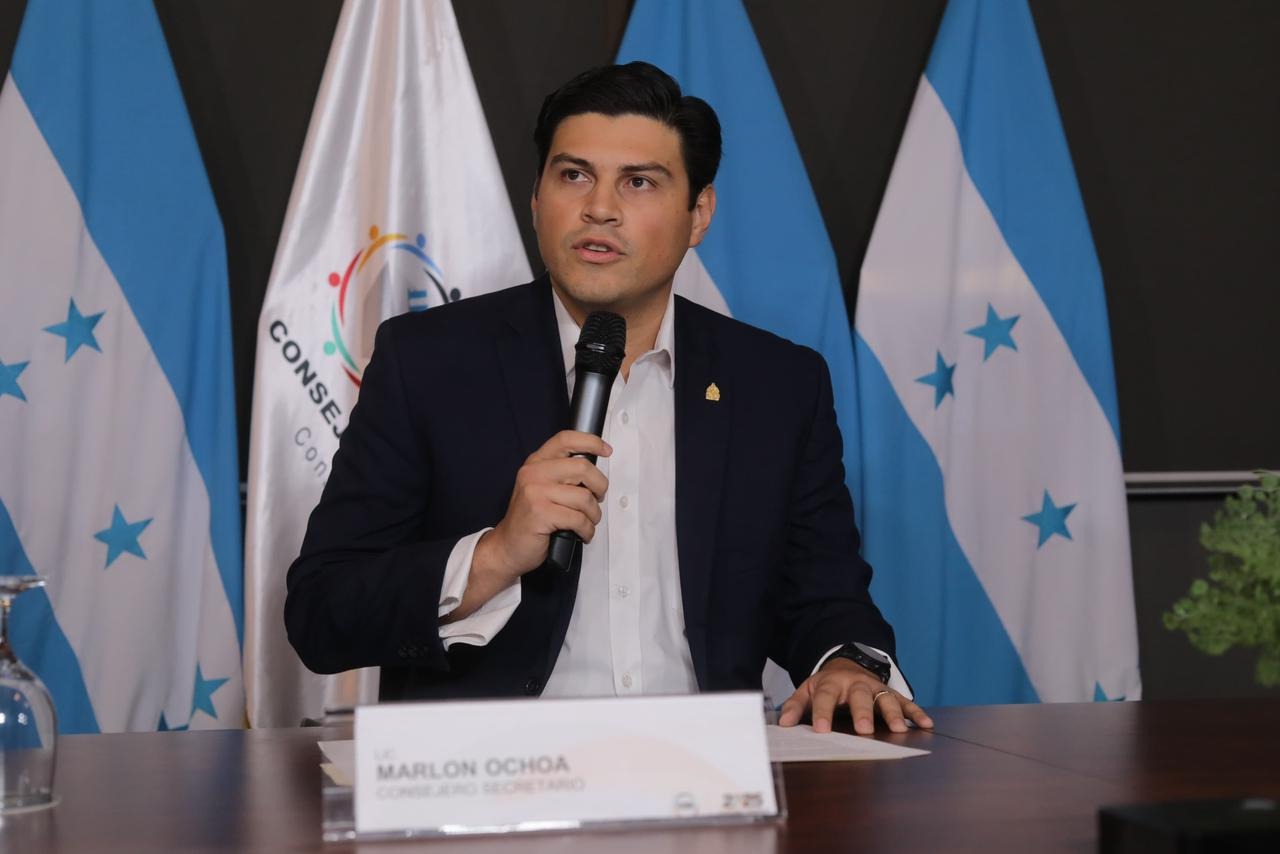 Marlon Ochoa, “Los planes de los 26 audios están en marcha: En Honduras se ejecuta un Golpe Electoral dirigido por EE. UU. y operado por las cúpulas del bipartidismo” 