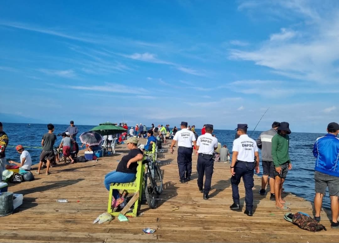 Policías brindan seguridad en playas de Puerto Cortés