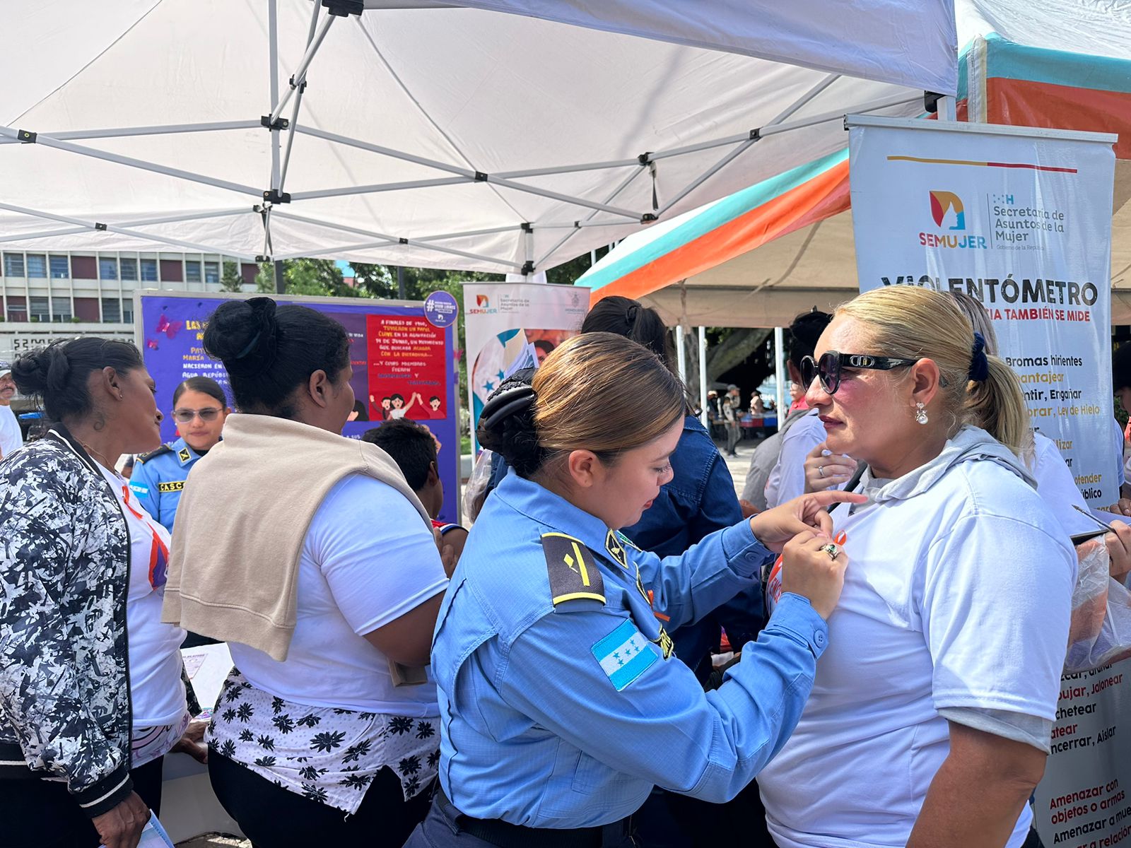 División de Género y Línea 1-1-4 “Mujer Vivir Sin Miedo” participa en Feria Preventiva por el Día Internacional de la No Violencia Contra la Mujer