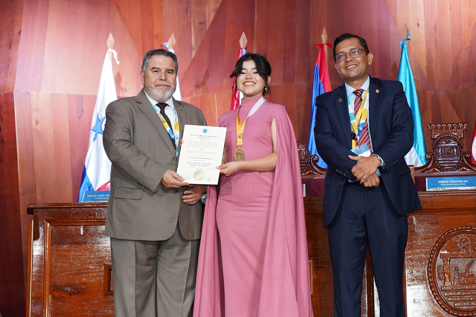 UPNFM otorga a Nadia Isabela Ramos Godoy Premio Regional a la Excelencia Académica