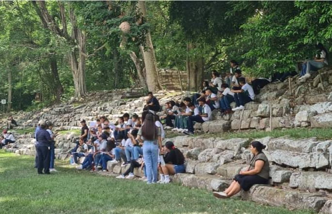 Aumenta visita de estudiantes en el Parque Arqueológico Maya Copán...