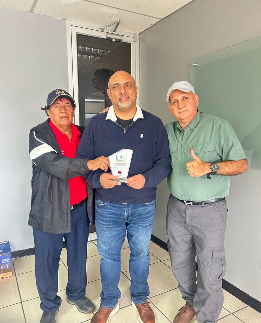 La ATAXUH entrega reconocimiento al Comisionado Presidente del Instituto Hondureño del Transporte Terrestre