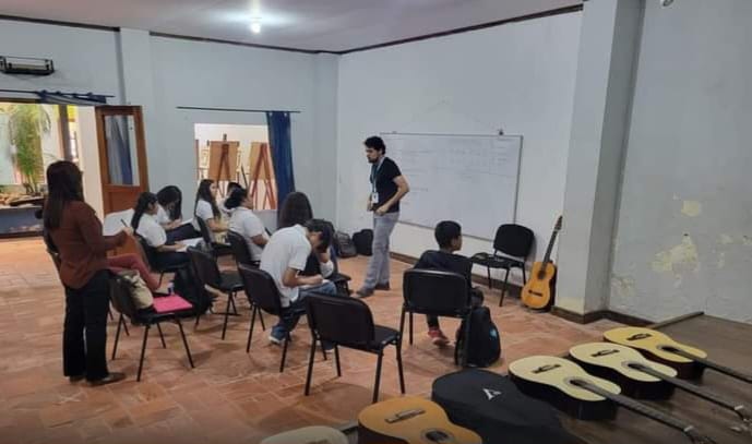 Gestores Culturales de Valle de Ángeles  imparten clases de guitarra a estudiantes del Instituto H...