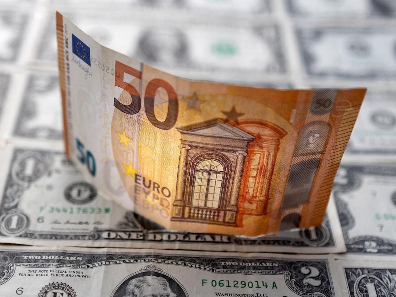 Euro continúa debilitándose frente al dólar ante tensión creciente en Oriente Medio