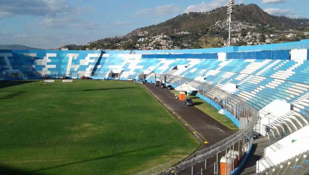 Instalación de grama Hibrída en la cancha del Estadio Nacional José de la Paz Herrera, “CHELATO UCLÉS”
