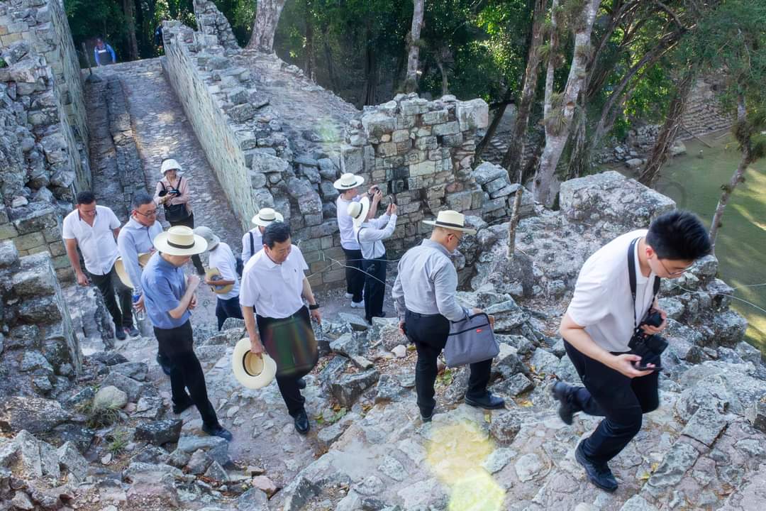 Viceministro de China visita Copán interesado en ampliar la colaboración arqueológica 