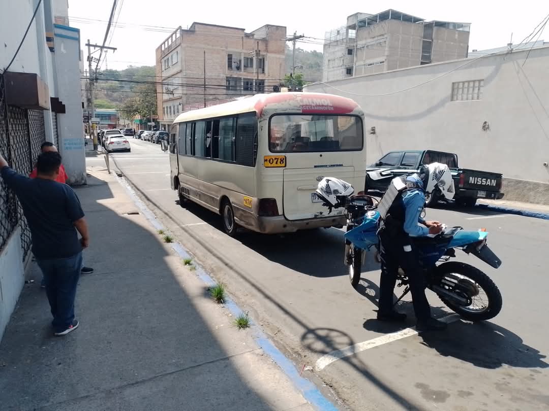DNVT responde a denuncia y multa a conductor por violar Ley de Tránsito