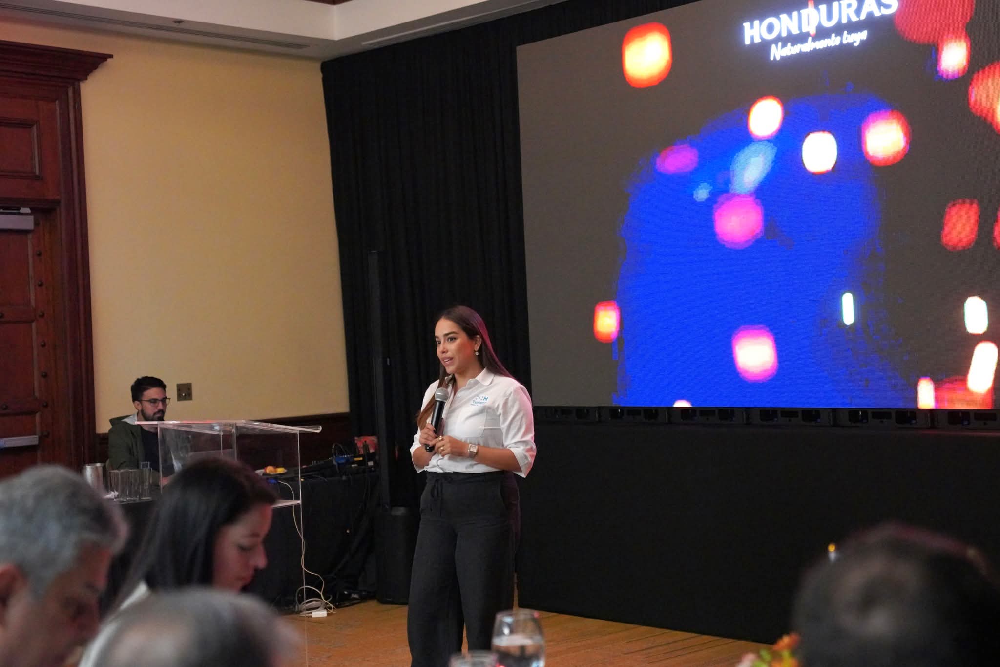 Representantes de Honduras destacaron la belleza, diversidad y potencial de sus destinos turísticos a inversionistas internacionales en la FIEXPO en San José, Costa Rica