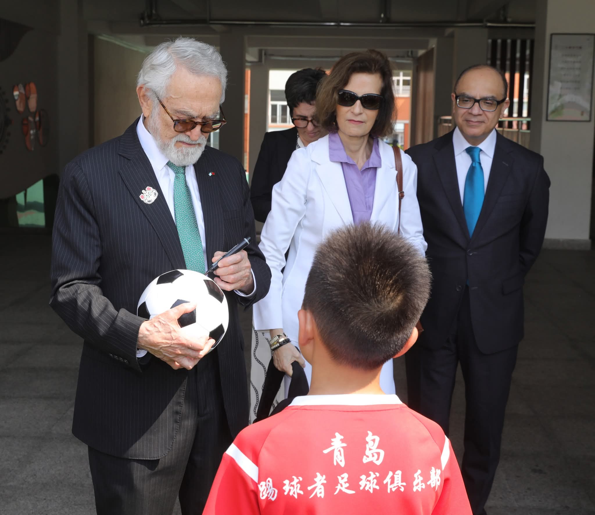 Estableciendo Puentes de Cultura el Embajador Salvador Moncada visitó escuela primaria modelo en Qingdao