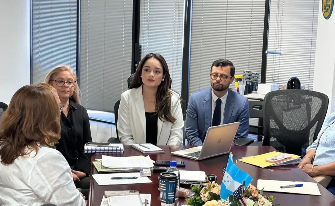 Consulado en Los Ángeles refuerza apoyo legal y consular a hondureños con TPS