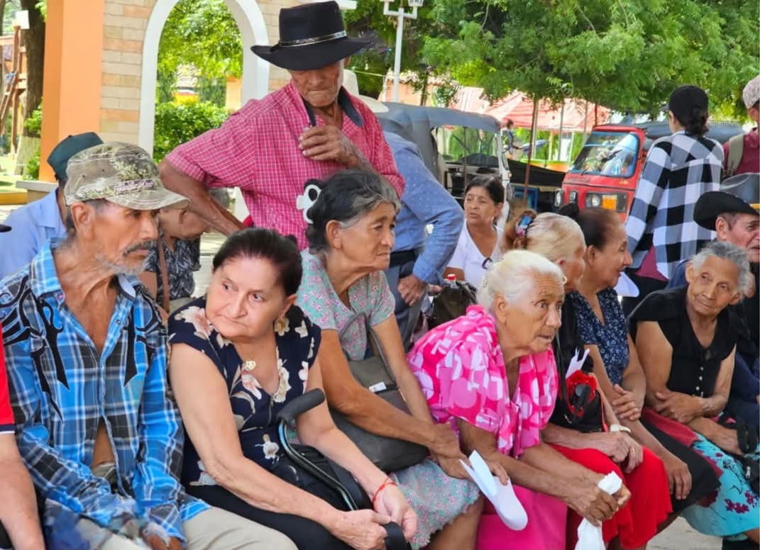 BANADESA acerca beneficios a comunidades de Valle con entrega de bonos Esperanza y Oro