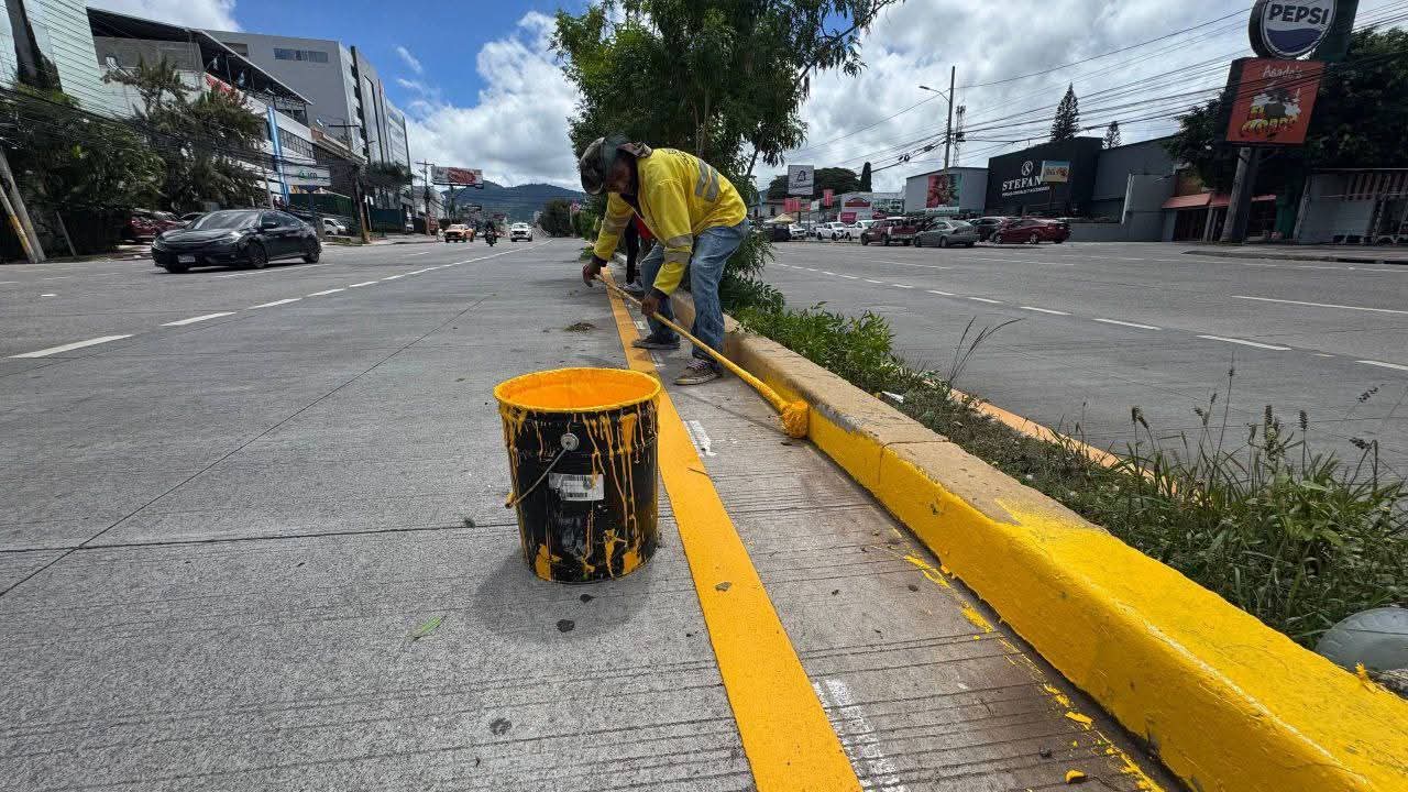 AMDC mejora visibilidad y seguridad vial en el bulevar Suyapa