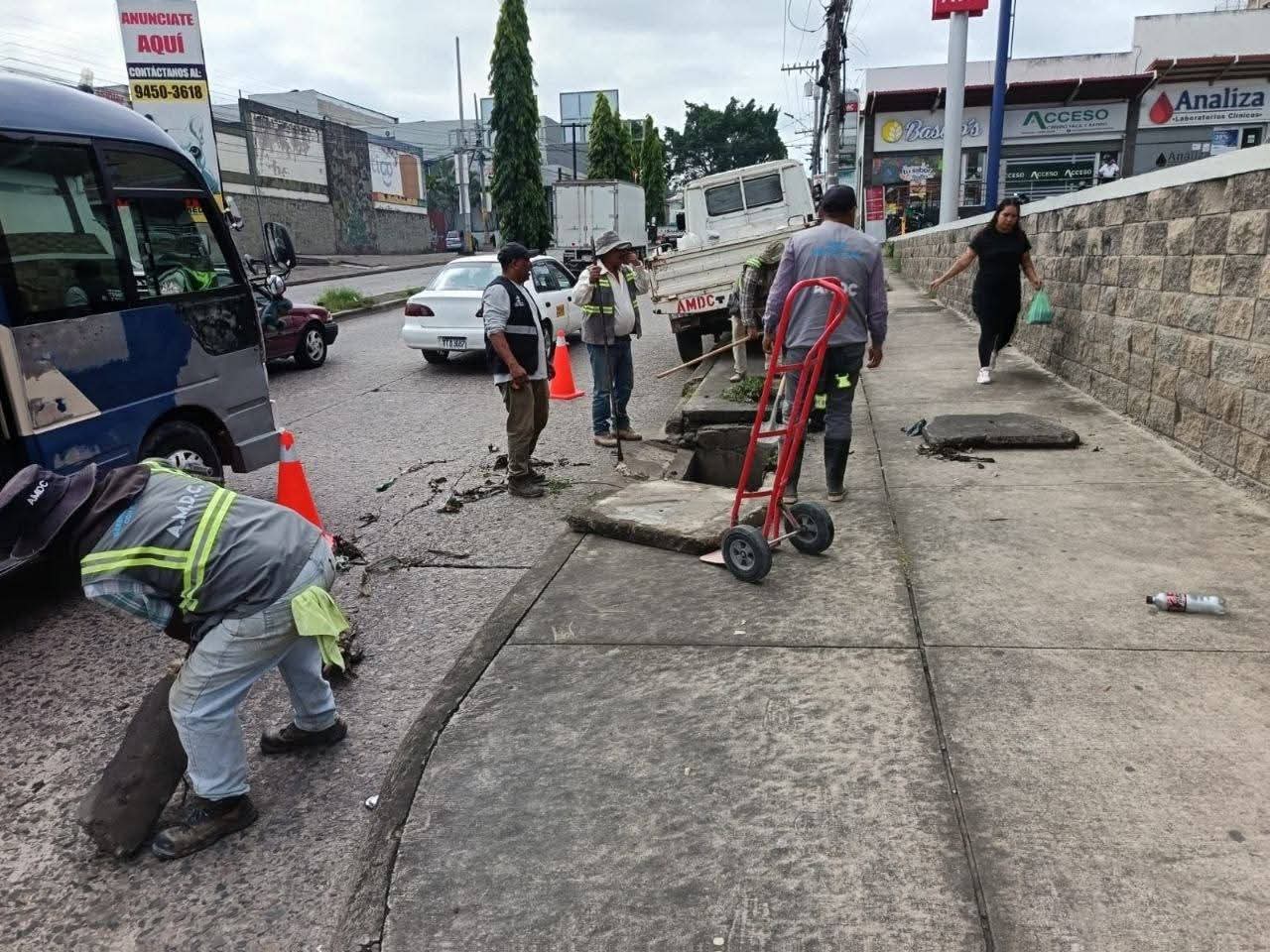AMDC instala tapaderas en cajas de aguas pluviales en el barrio La Granja