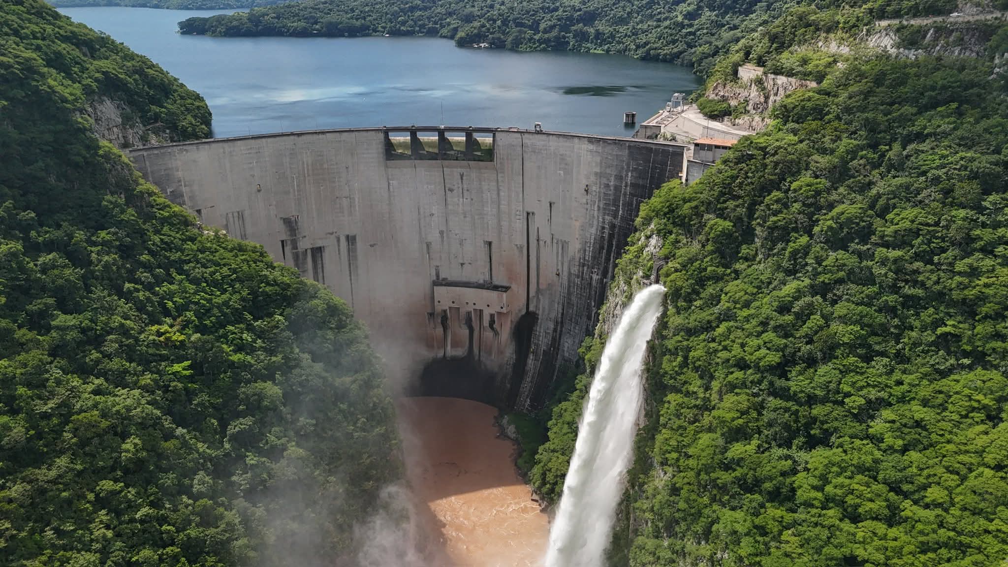 Inician descarga preventiva en la Central Hidroeléctrica Francisco Morazán