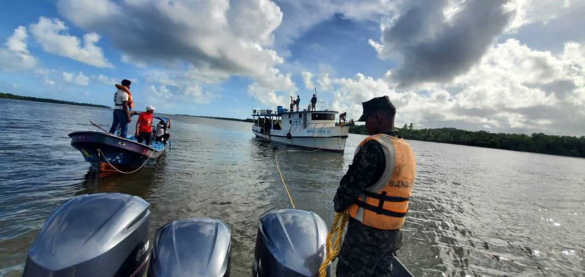 Fuerza Naval rescata embarcación pesquera con 26 tripulantes en la Barra de Caratasca