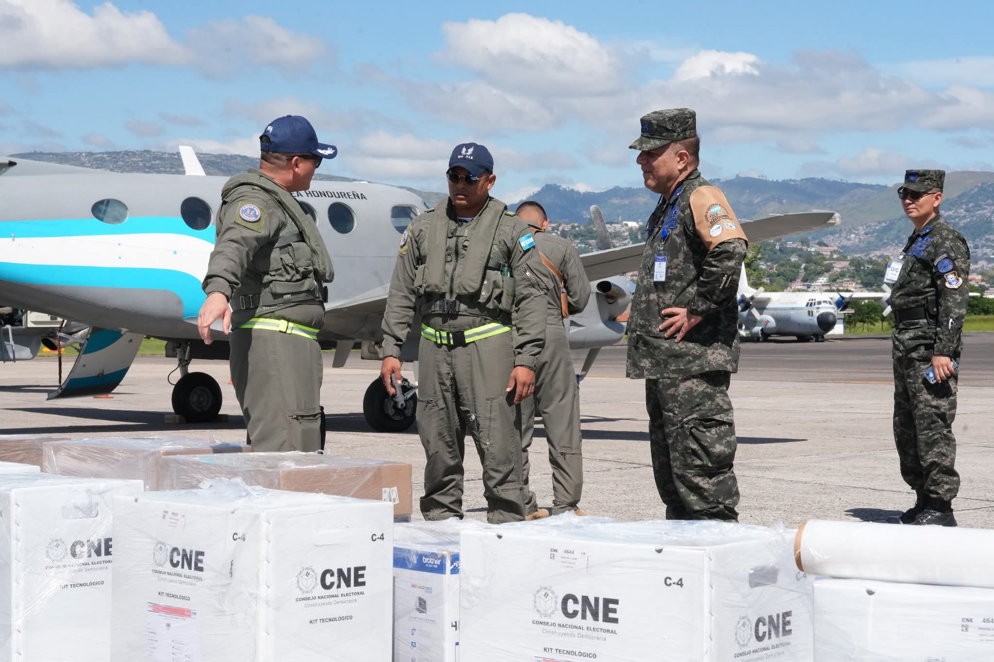 Fuerza Aérea realiza simulacro nacional para garantizar custodia y transporte del material electoral 2025