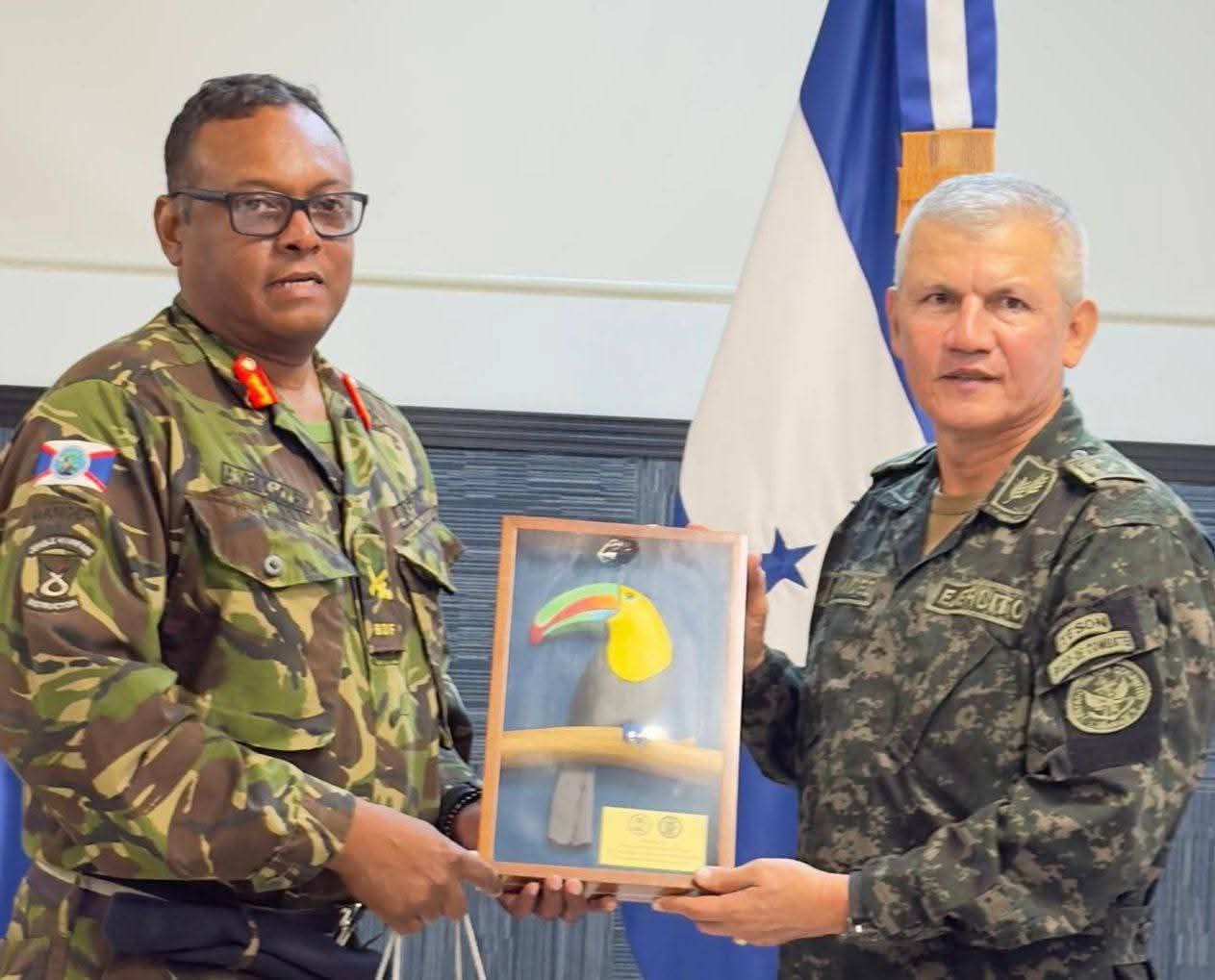 General Roosevelt Hernández sostiene reuniones estratégicas con altos mandos de Paraguay, EE.UU. y Belice