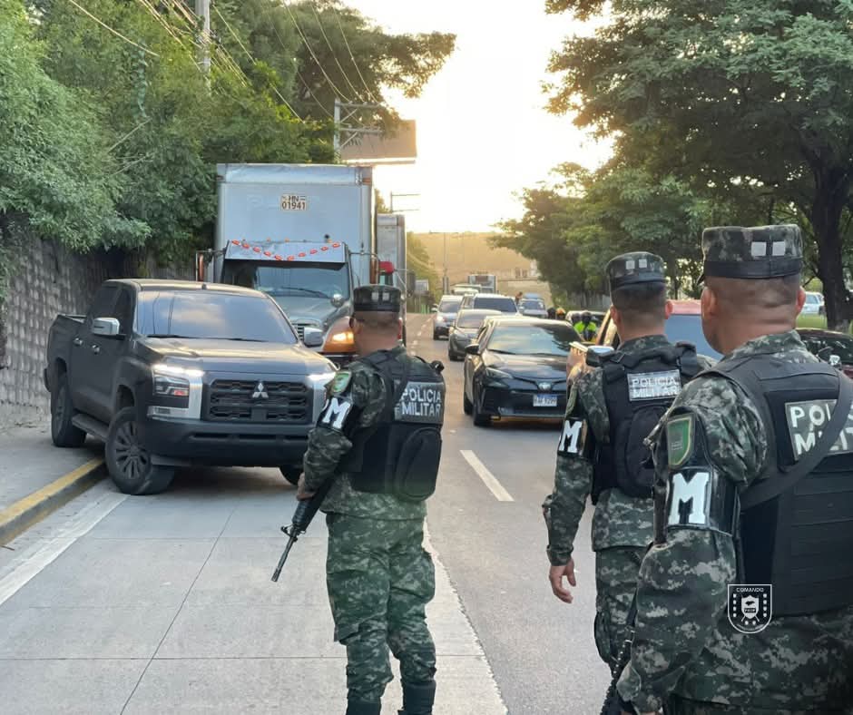 FF. AA. acompaña traslado de material electoral hacia el Centro de Logística Electoral