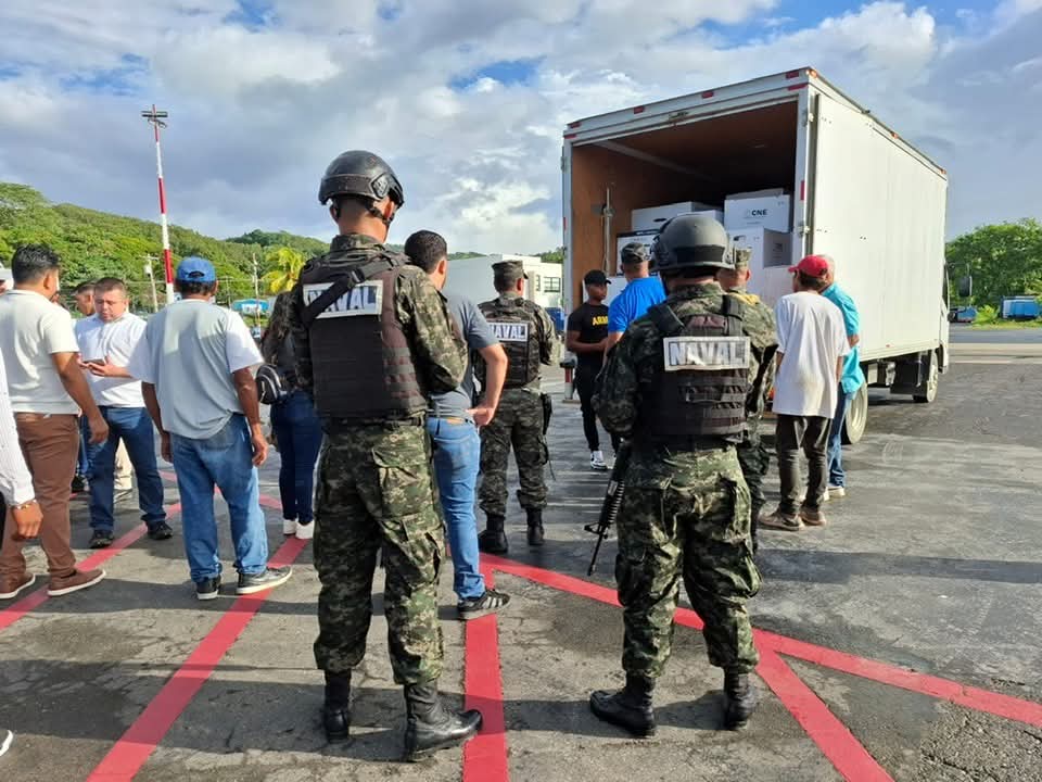 Llega a Islas de la Bahía material electoral bajo resguardo de la Base Naval de Guanaja
