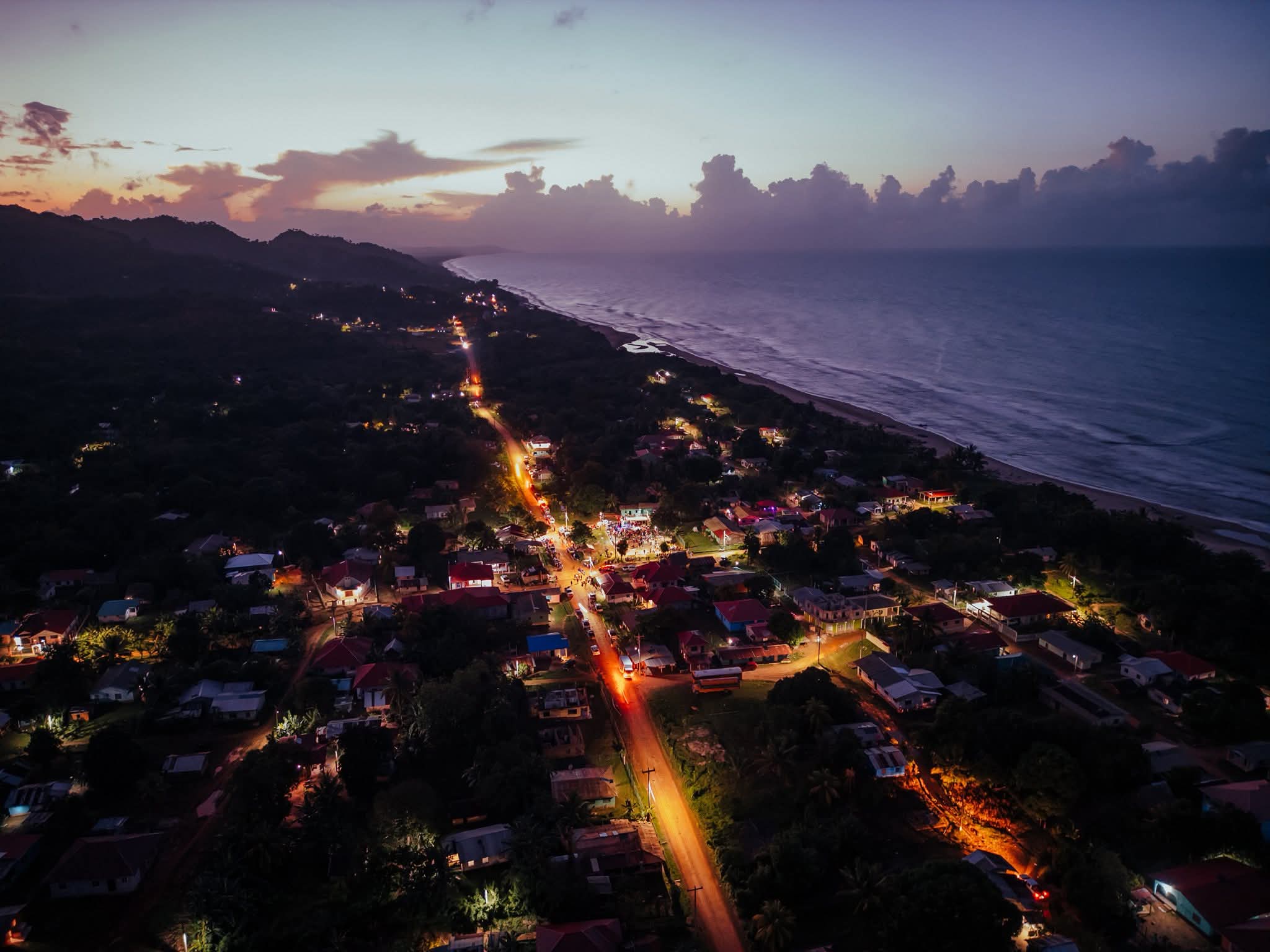 Histórico: Iriona, Colón, enciende su primera etapa de electrificación tras más de 100 años sin energía