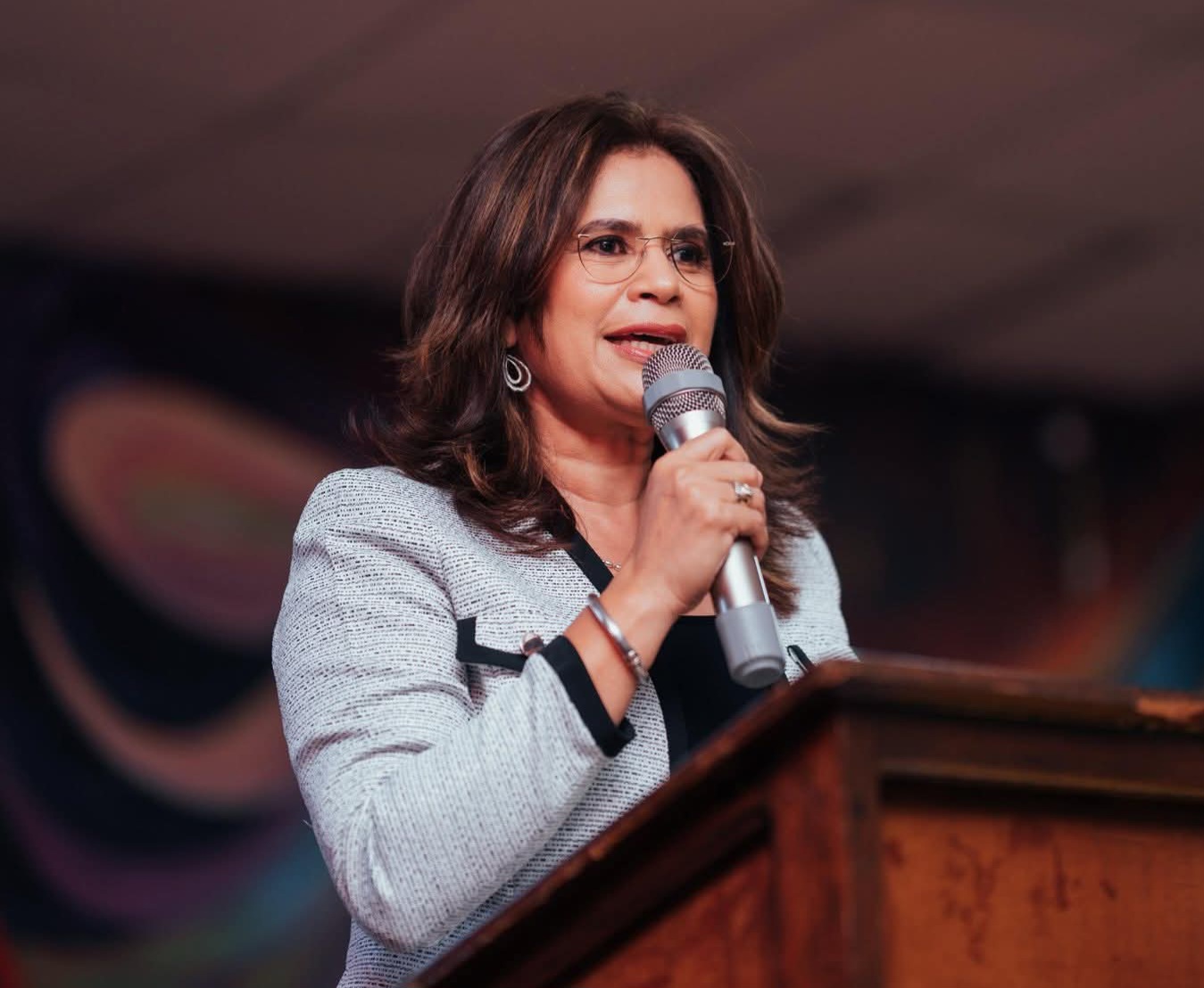 Rixi Moncada denuncia intentos externos de frenar el proceso de liberación y llama al pueblo a vencer en las urnas