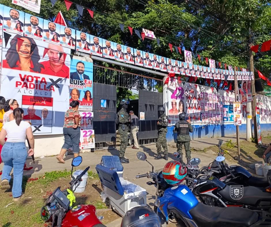 FF.AA. refuerza seguridad en centros de votación durante la jornada electoral...