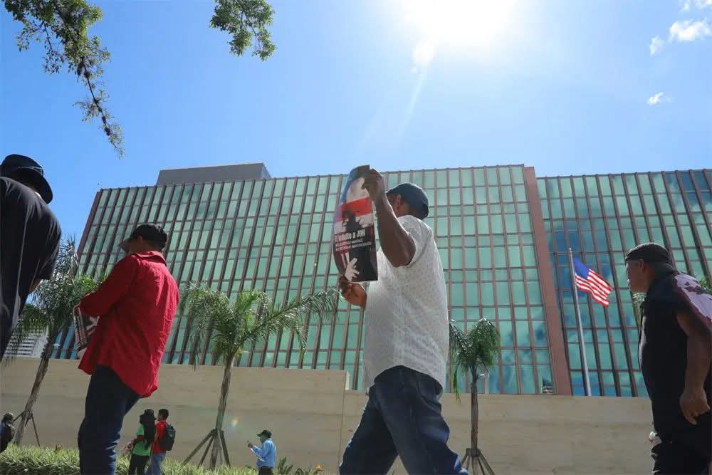 Campesinos protestan frente a la embajada de EE.UU. por indulto a...