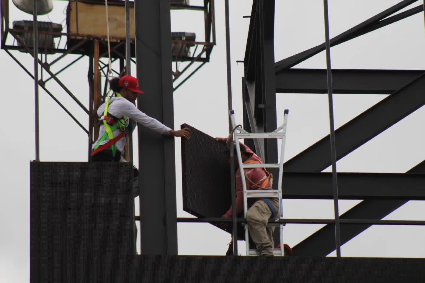 Estadio Nacional estrena la pantalla más moderna de Centroamérica; instalación avanza a paso firme