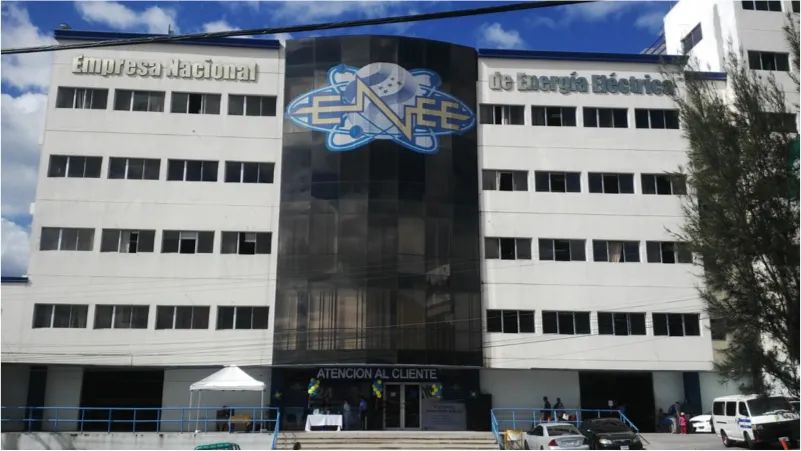 Ministro de Energía Erick Tejada aclara situación financiera de la ENEE destacando reducción de deuda heredada a generadores privados