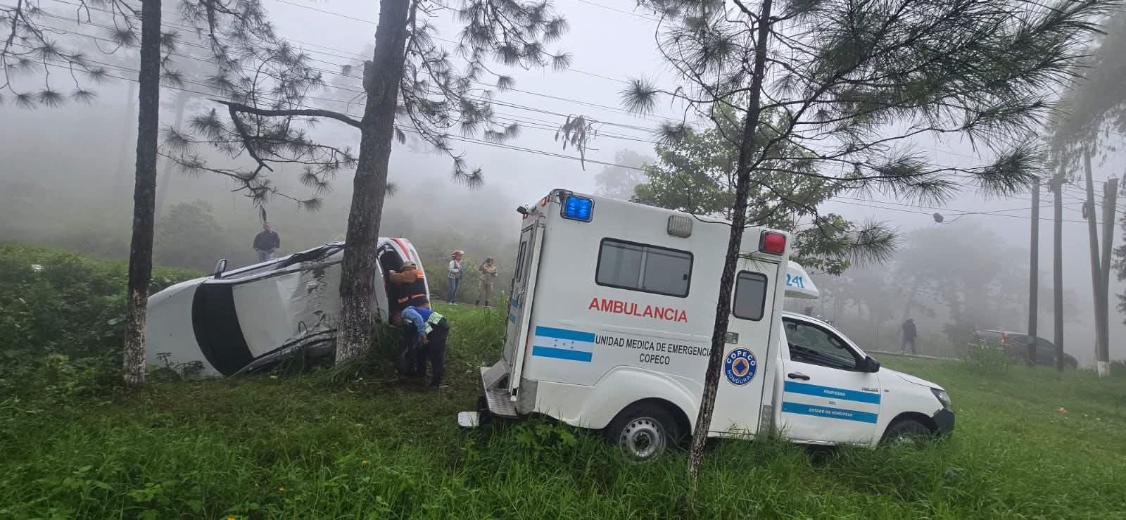 Paramédicos de COPECO rescatan a víctima de accidente en la CA-5...
