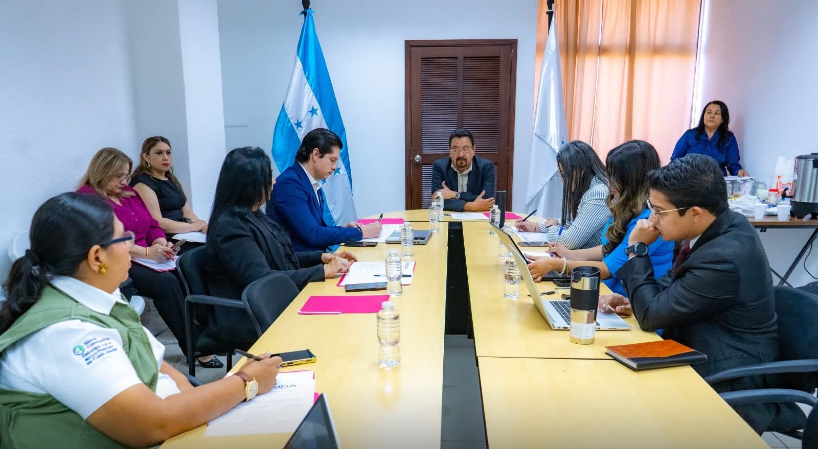 Gobierno consolida enfoque sanitario y de derechos humanos en respuesta al...