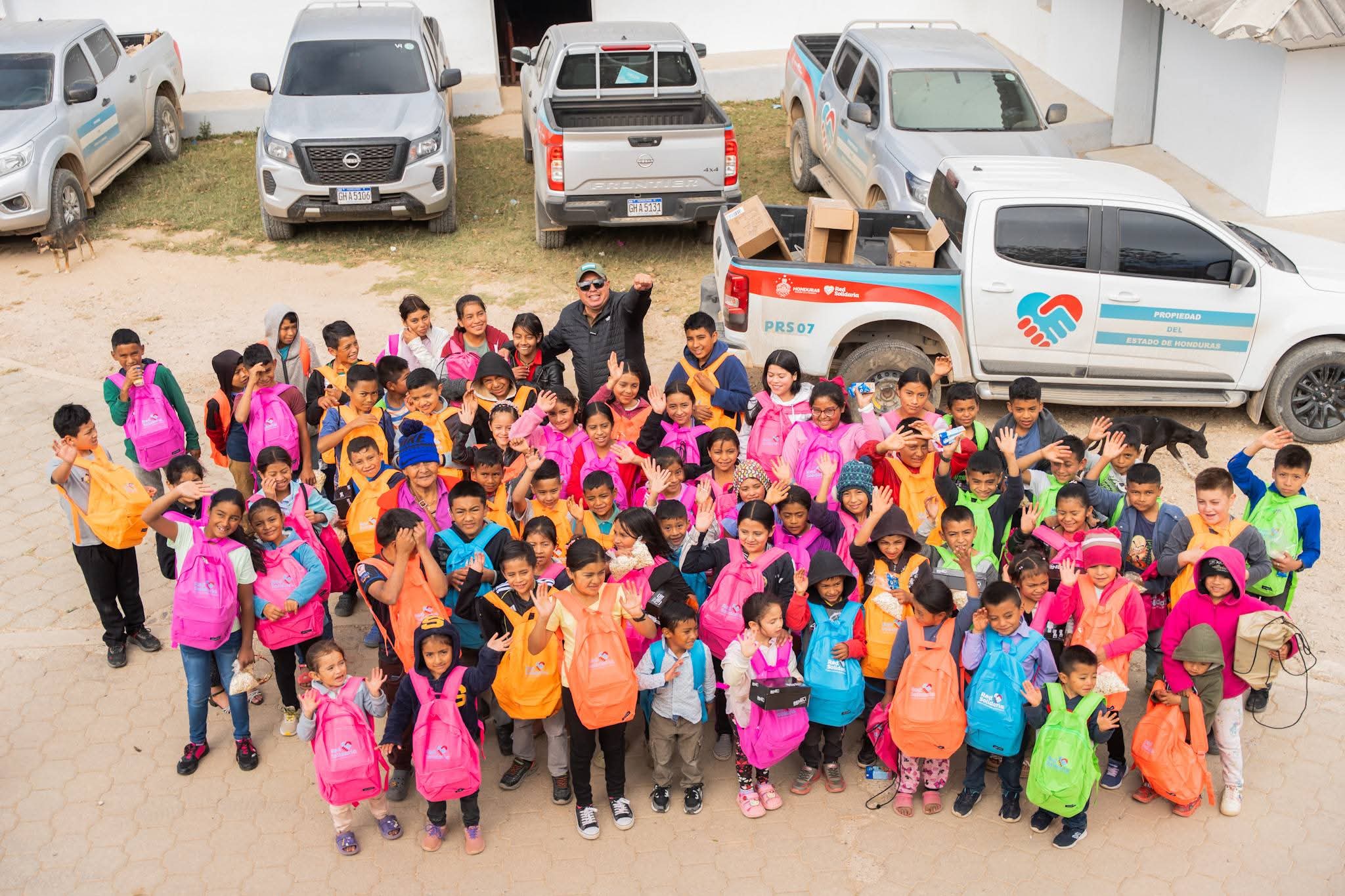 Gobierno de la Refundación respalda a la niñez de Nahuaterique con apoyo escolar 