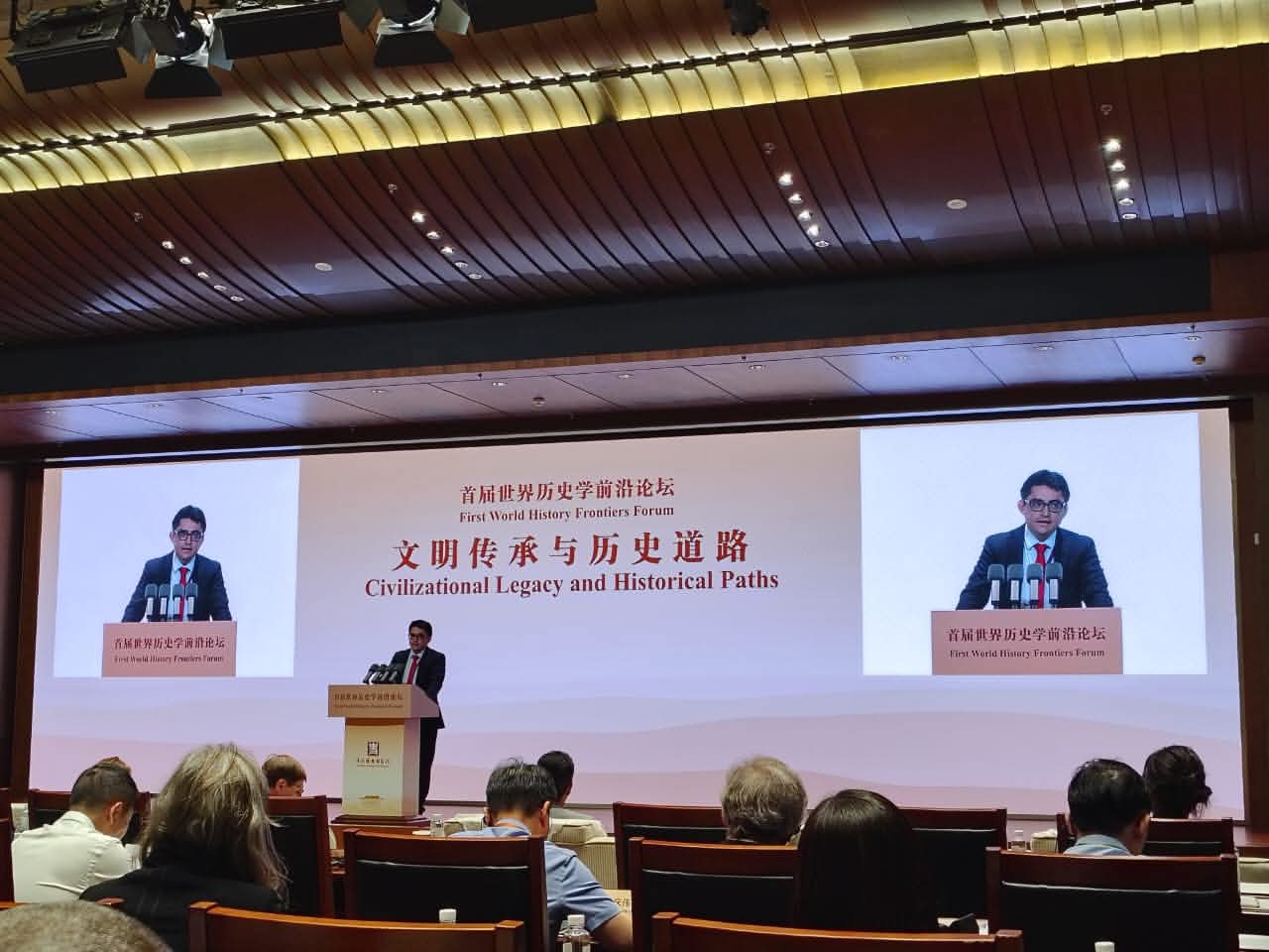 Gerente del IHAH discursa en la inauguración del Firt Woeld History Frontier Forum organizado por  la Academia de Ciencias Sociales de China