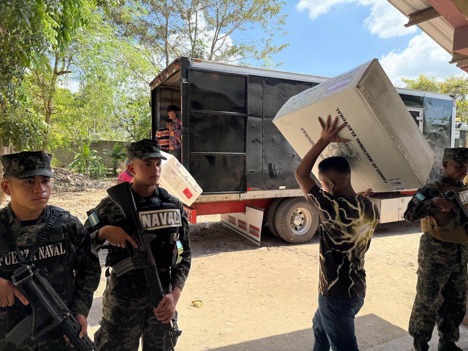 Las FF. AA en coordinación con el CNE confirma el ingresó más del 90% del material del Distrito Central y también el proveniente de ocho municipios de FM