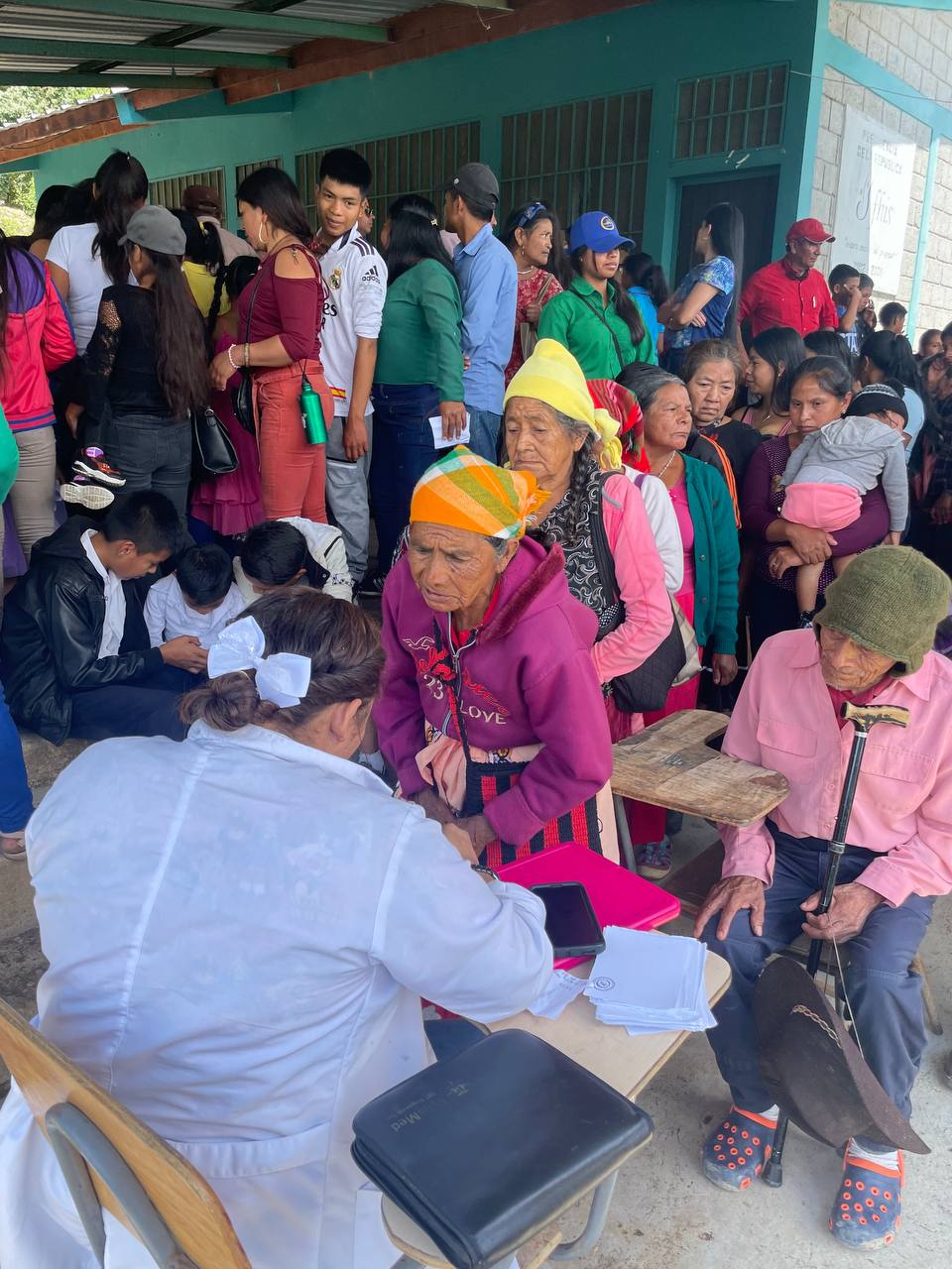 Gobierno lleva brigada médica a población vulnerable en La Paz