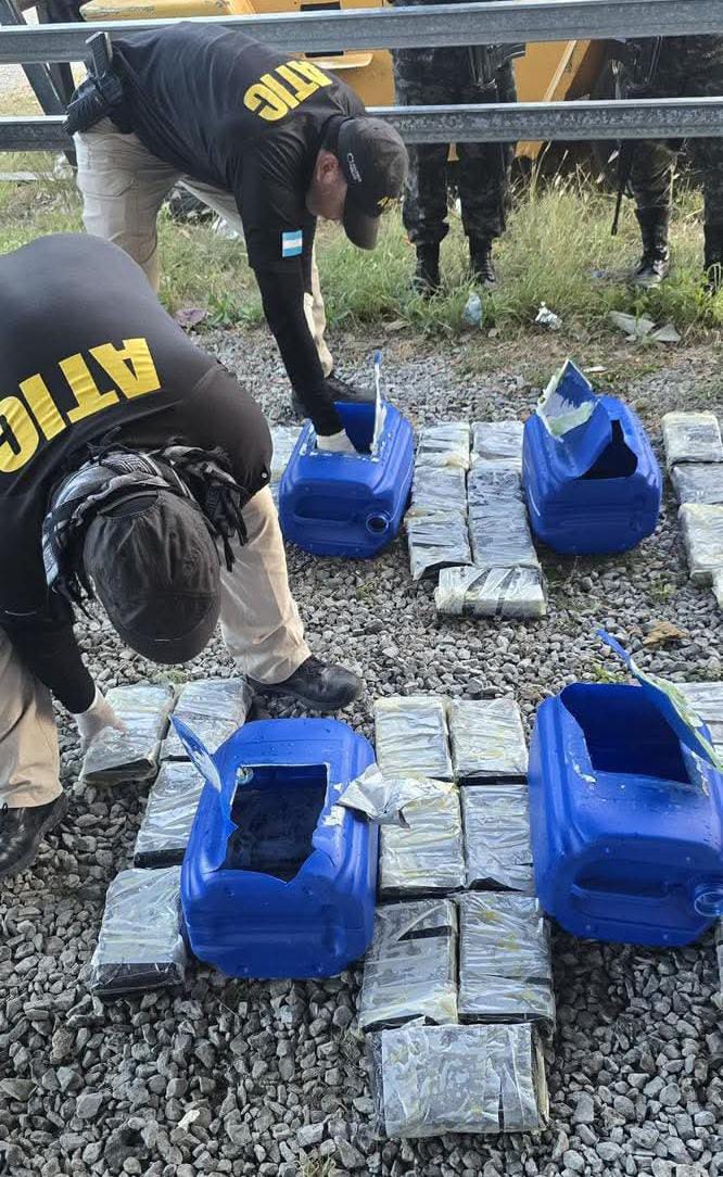 Ministerio Público incauta 230 kilos de supuesta cocaína que iban ocultos en recipientes para almacenar líquidos utilizados en limpieza